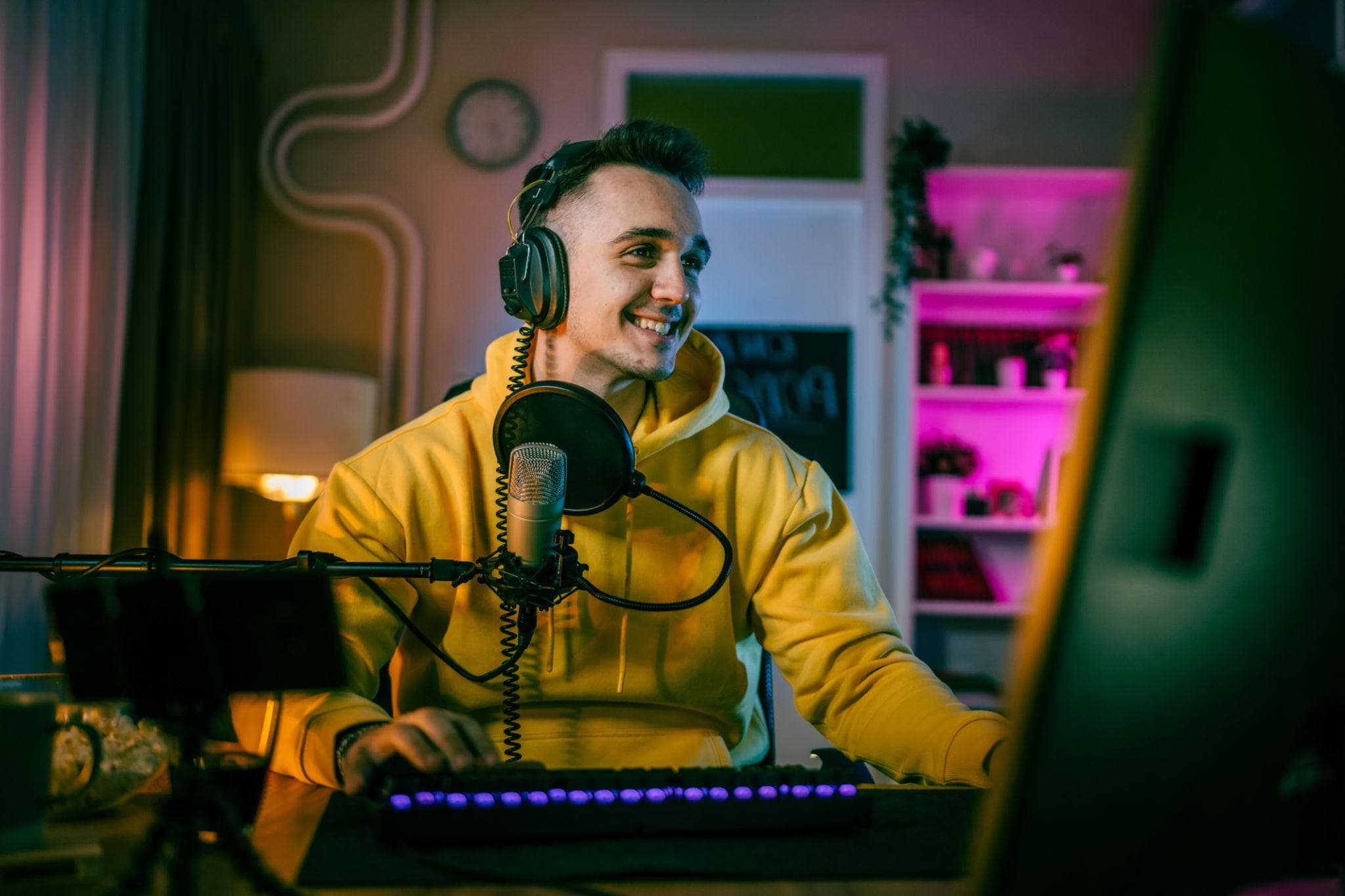 Gaming салбар тэлж, залуус цахим спортоор орлого олж байна