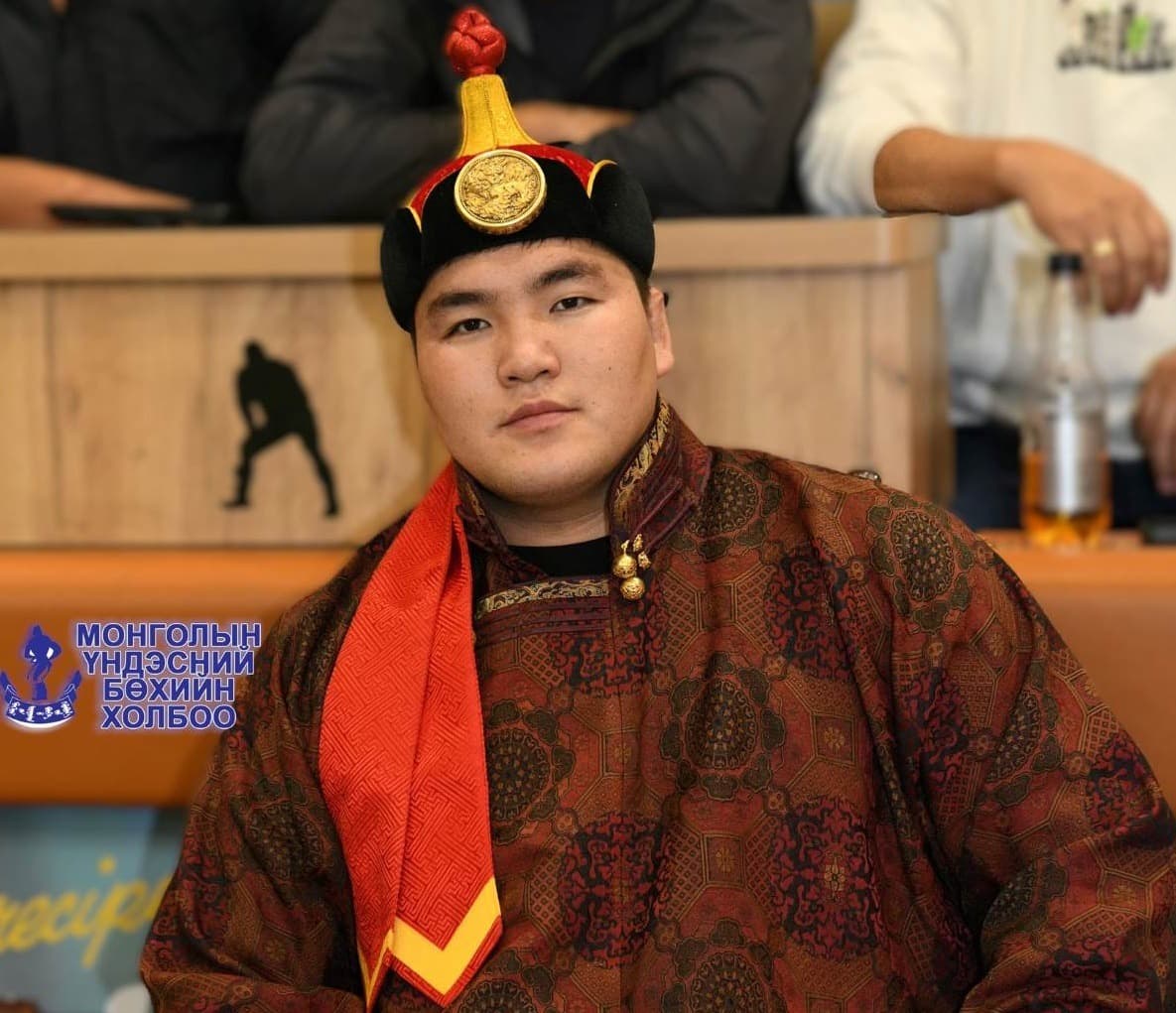 Улсын арслан Э.Батмагнай амлалтаа биелүүлж өсвөрийн бөх С.Тэнүүний бэлтгэл дээр очно