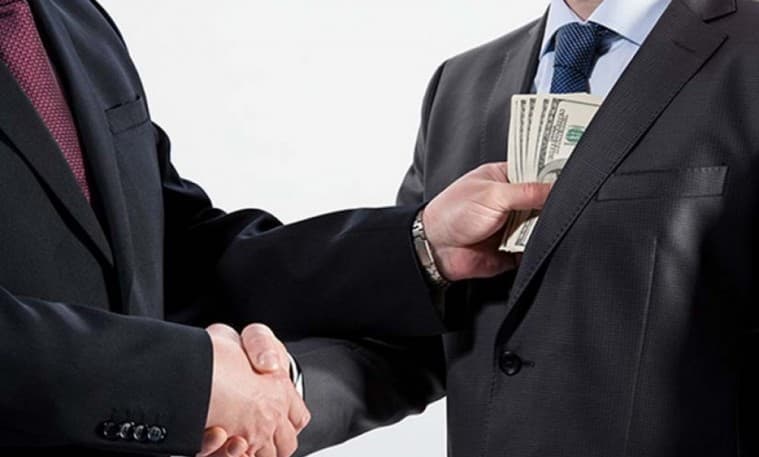 Улсын байцаагч "Н" нь 50 сая төгрөгийг бэлнээр хахуульд авч байх үедээ баригджээ