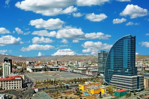 Улаанбаатар хотод үүлшинэ. Бороо орохгүй. Салхи хойноос секундэд 5-10 метр. +15...+17 градус дулаан байна.