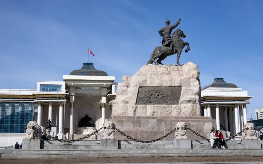 Улаанбаатар хотод үүлэрхэг, бороо орохгүй 12 хэмийн дулаан