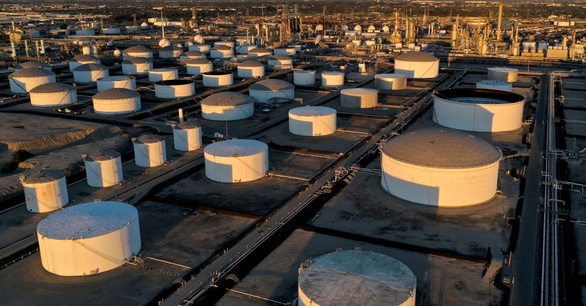 Дэлхийн газрын тосны хомсдол нэг тэрбум баррельд хүрчээ