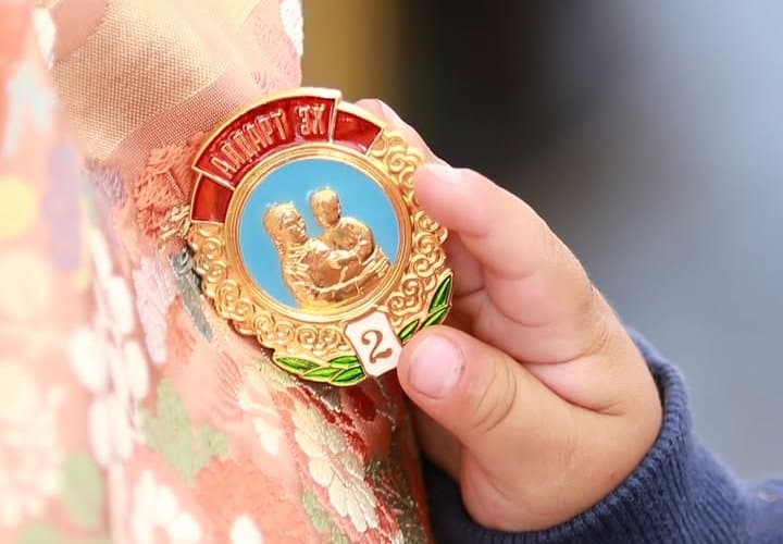 Олон хүүхэд төрүүлж өсгөсөн эхийг урамшуулахад тавьж буй “бага хүүхэд нь нэг нас хүрсэн байх” гэсэн шалгуурыг хасахаар тусгажээ