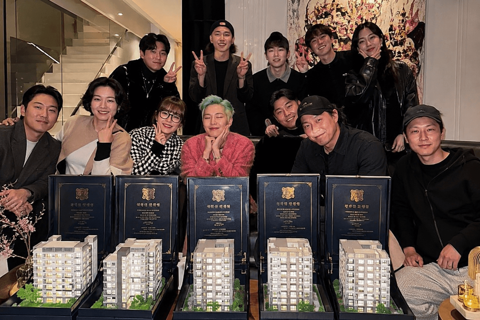 G-Dragon 20 жилийн турш хамтран ажилласан “Team GD” багийнхаа үнэнч ажилтнуудыг тансаг орон сууцаар шагнажээ