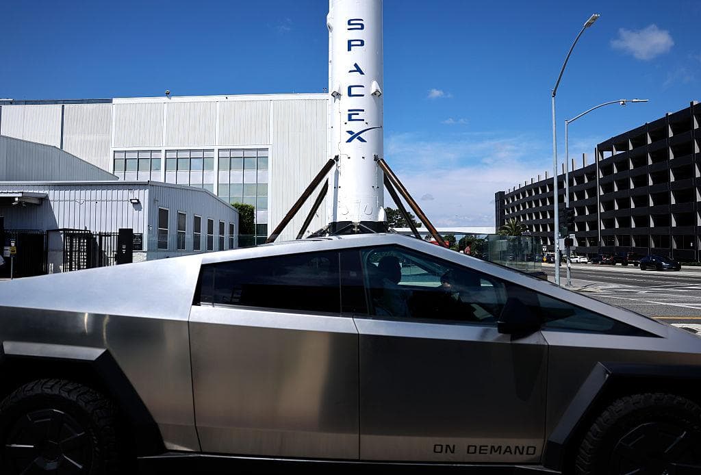SpaceX түүхэн дэх хамгийн том IPO гаргана