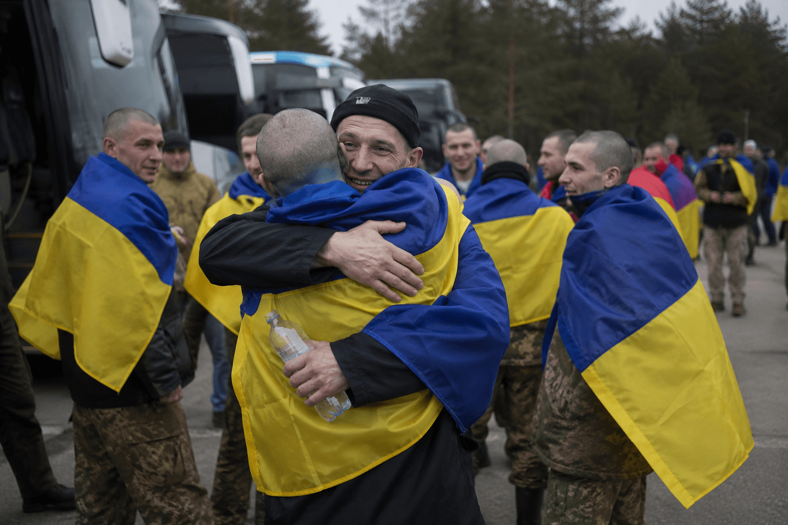 Орос Украйны фронтод гал үргэлжилж, олзны цэргүүд эх орондоо буцав