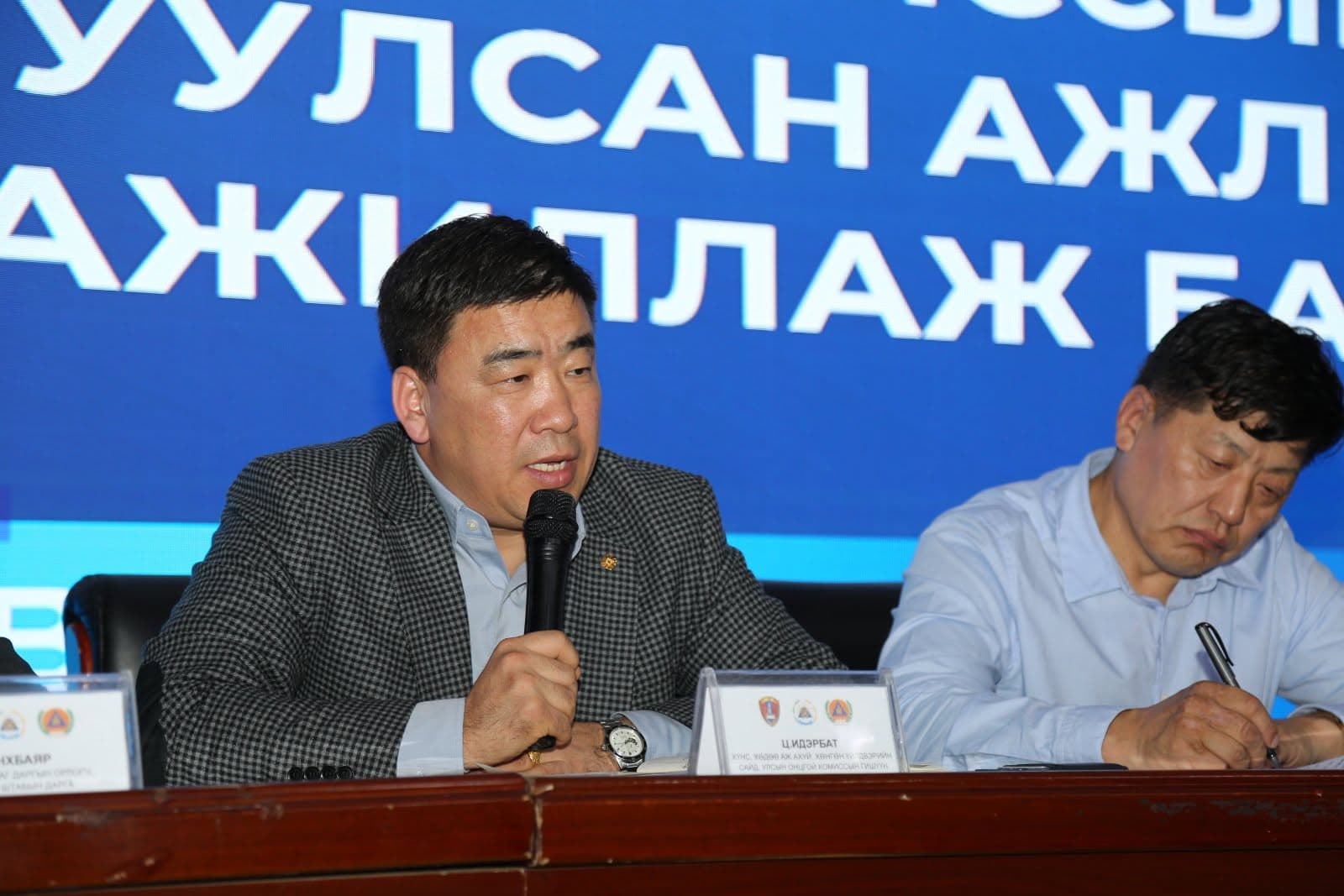 ХҮНС, ХӨДӨӨ АЖ АХУЙ, ХӨНГӨН ҮЙЛДВЭРИЙН САЙД, УОК-ЫН ГИШҮҮН Ц.ИДЭРБАТ ХОВД АЙМГИЙН ОНЦГОЙ КОМИССЫН ХУРАЛД ОРОЛЦОЖ, ШААРДЛАГАТАЙ ҮЙЛ АЖИЛЛАГААНЫ ЗАРДАЛ 50 САЯ ТӨГРӨГИЙГ ШИЙДВЭРЛЭЛЭЭ