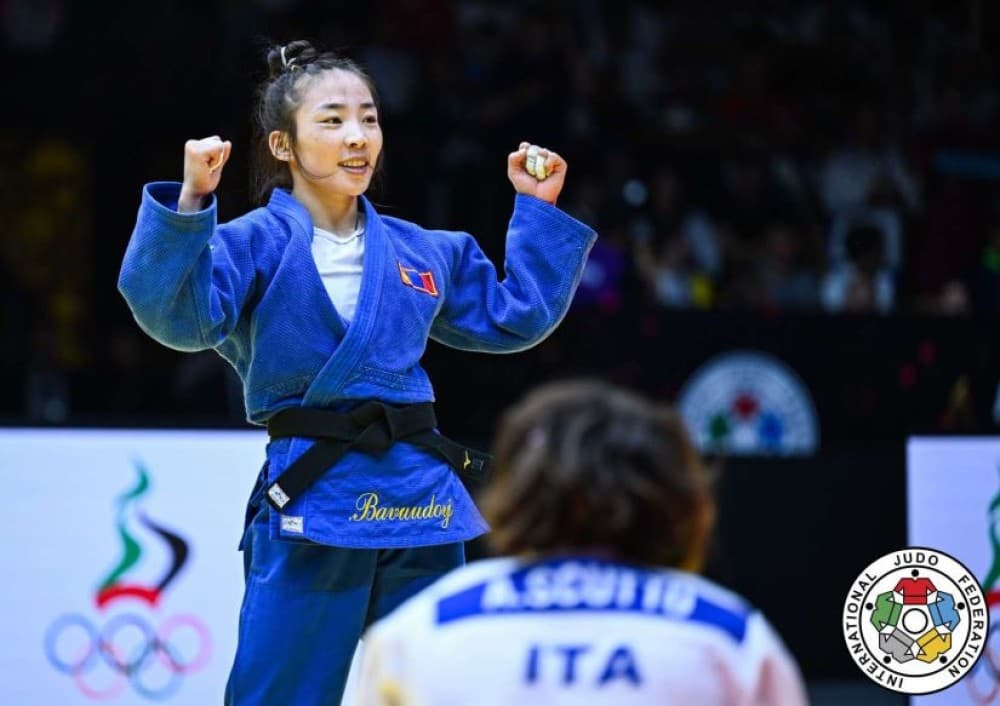МОНГОЛЫН 10 ЖҮДОЧ БУДАПЕШТИЙН “ИХ ДУУЛГА”-Д ЗОДОГЛОНО